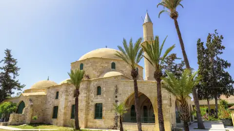 Auf unserer me&more-Reise für Singles und Alleinreisende nach Zypern machen wir Station bei Larnaca und sehen die Grabmoschee Chala Sultan Tekke.