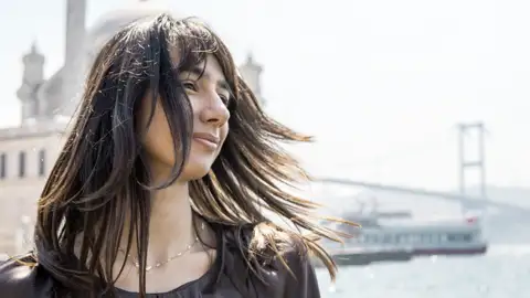 Auf der Städtereise mit Studiosus für Singles und Alleinreisende nach Istanbul erleben wir immer wieder moderne Frauen auf der einen Seite und Traditionen mit Moscheen auf der anderen.