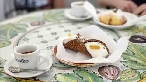 Ein Cannolo mit Ricottafüllung und dazu ein Espresso - das und mehr können wir auf unserer Singlereise nach Sizilien genießen.