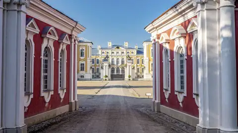 Unsere Reise durch das Baltikum für Singles und Alleinreisende führt uns auch nach Lettland zum Schloss Rundale.