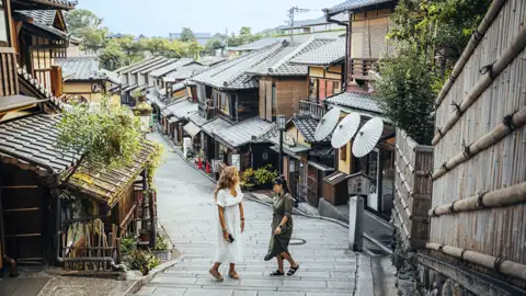 Gemeinsam erkunden wir auf dieser Japanreise für Singles und Alleinreisende die historischen kleinen Gassen von Kyoto mit ihrer traditionellen Architektur.