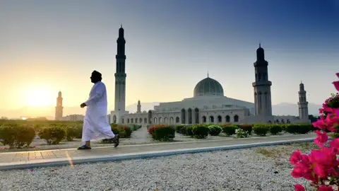Auf unserer Studienreise durch den Oman ist Maskat eine unserer Stationen, wo wir die Sultan-Qaboos-Moschee besuchen.