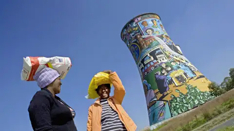 Bunte Eindrücke gibt es auf unserer Studienreise Südafrika - Höhepunkte sehr viele. Doch nicht nur die Natur ist farbenfreudig, sondern auch die Menschen - und sogar dieser bemalte ehemalige Kühlturm in der Township Soweto.