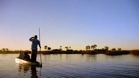 Naturerlebnisse werden auf dieser 20-tägigen Naturerlebnis-Reise durch Namibia und Botswana großgeschrieben. Die Tour begeistert mit unvergesslichen Eindrücken, hier ein Sonnenuntergang bei einer Bootsfahrt im Okavangodelta.