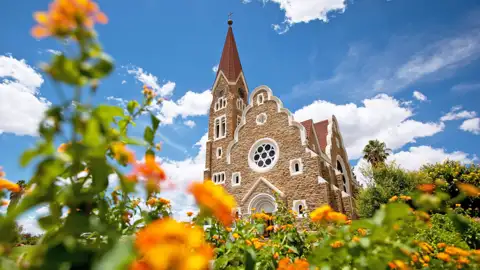 Entdecken Sie auf Ihrer Rundreise durch Namibia die wichtigsten Sehenswürdigkeiten des Landes, unter anderem die Christuskirche in Windhuk – ein Erbe aus Kolonialzeiten.