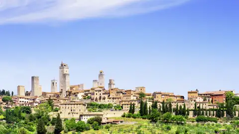 Auf dem Programm unserer Rundreise durch die Toskana steht ein Besuch in San Gimignano, der Stadt der Himmelsstürmer: Im „Manhattan des Mittelalters“ ermaß sich der Ruhm der Patrizierfamilien an der Höhe ihrer Turmbauten.