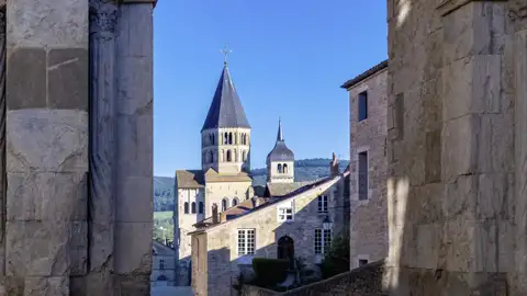 Eine der ältesten Abteien des Abendlandes ist die von Cluny, welche Sie im Rahmen Ihrer Studienreise ins Burgund besuchen. Sie fasziniert sowohl mit Geschichte als auch mit romanischer Architektur.