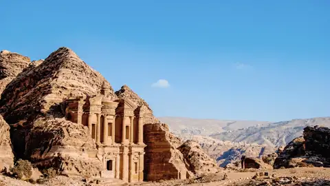 Nicht fehlen darf auf unserer Rundreise durch Jordanien die versteckte Stadt Petra in der Wüste