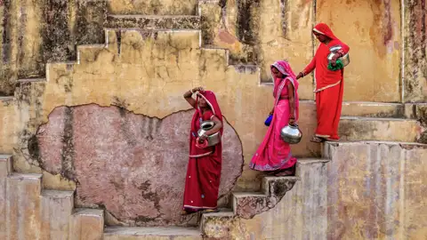 Es gibt viel zu sehen auf unserer 18-tägigen klassischen Studienreise zu den Höhepunkten Indiens. Hier einer der vielen Stufenbrunnen in Rajasthan.