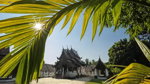 Auf unserer Studienreise Thailand - die umfassende Reise besuchen wir auch viele der Schönheiten im Norden, hier die Tempelanlage Chiang Mai.