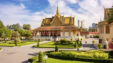 Erste Station in Phnom Penh: der Königspalast. Hier, wo König Norodom Sihamoni noch mit viel Glamour residiert, blicken wir hinter die Kulissen. Die wertvollsten Buddhas des Landes erwarten uns in der Silberpagode nebenan