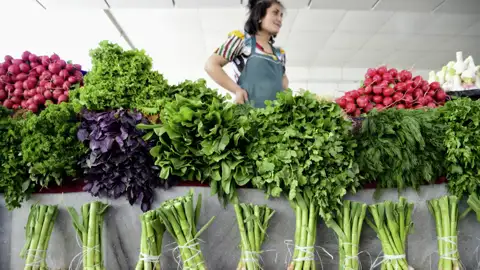 Auf unserer großen Usbekistanreise besuchen wir Märkte und sehen die bunte Vielfalt an Gemüse.