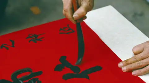 Bei unserer Familienreise nach China faszinieren uns die vielen fremden Schriftzeichen der chinesischen Schrift.