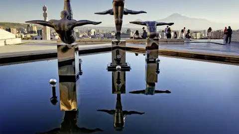 Vor der Kulisse des Berges Ararat beeindruckt uns auf unserer Wanderreise mit Studiosus dieser Brunnen  auf der berühmten Kaskade der Hauptstadt Eriwan, einer monumentalen Marmortreppe.