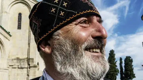 Auf unserer Studienreise durch Georgien begegnen wir bärtigen Männern mit typisch georgischen Kopfbedeckungen, die kunstvoll bestickt sind.