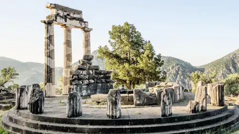 Eine Rundreise durch Griechenland wäre nichts ohne einen Besuch im antiken Zentrum der Welt – Delphi.