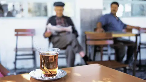 Eine Teepause in einem der zahlreichen Teehäuser ist ein Muss bei einem Türkeibesuch. Auch auf unserer Reise nehmen wir uns Zeit – und kommen schnell mit den anderen Gästen ins Gespräch.