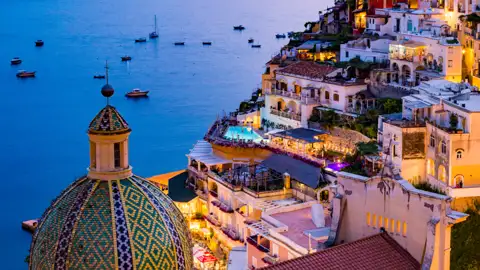 Auf einer der schönsten Straßen der Welt, der legendären Amalfitana (UNESCO-Welterbe), kurven wir bei unserer Rundreise an der Küste entlang, vorbei am mondänen Positano.