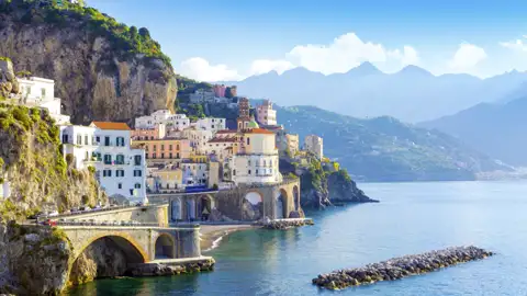 Auf einer der schönsten Straßen der Welt (UNESCO-Welterbe) kurven wir an der Küste entlang, vorbei am mondänen Positano und Amalfi. Zitronenhaine säumen unsere Fahrt hinauf nach Ravello.