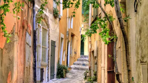 Auch wenn Saint-Tropez vor allem für seinen Luxus bekannt ist, hat es sich an vielen Stellen seinen ursprünglichen Charme erhalten. Ihr Studiosus-Reiseleiter kennt beide Seiten und führt Sie zu den schönsten Plätzen.