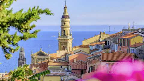 In Menton trifft italienisches Flair auf französischen Charme. Ihr Studiosus-Reiseleiter kennt die schönsten Winkel der malerischen Altstadt und führt Sie während unserer Studienreise an die Côte d'Azur in die farbenfrohe Markthalle, wo die kulinarischen Schätze der Region duftend und farbenfroh vereint sind.