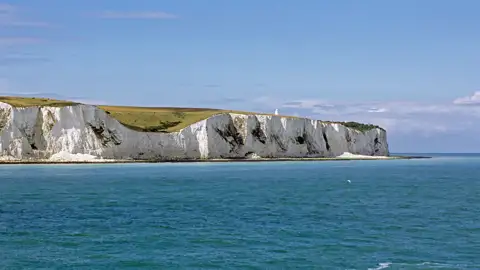 So sehen wir die Kreidefelsen von Dover von der Fähre aus. Wenn wir dabei wehmütig werden, war es eine schöne Zeit auf unserer Komfortbus-Studienreise nach Großbritannien.