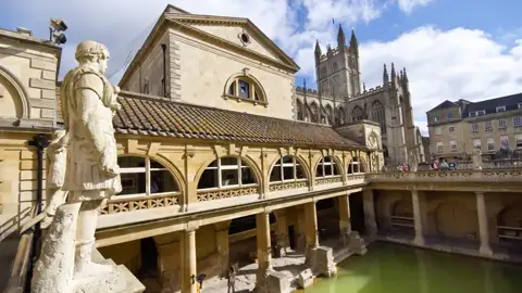 Auf unserer Studienreise nach Südengland kommen wir für einen Tagesausflug mit der Bahn nach Bath. Baden kann man heute in den römischen Bädern nicht mehr, aber in der modernen Therme.