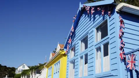 Auf unserer Studienreise zu den Kanalinseln Jersey und Guernsey gewinnen wir viele bunte Eindrücke, so zum Beispiel angesichts dieser Hausfassaden auf Jersey.