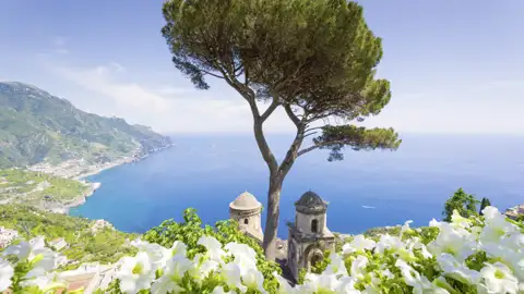 Auf zur herrlichen Amalfiküste! Auf unserer Gruppenreise mit Studiosus winden wir uns auf unzähligen Kurven nach Ravello, Im Garten der Villa Rufolo fand Richard Wagner Inspiration zu seiner Oper "Parsifal".