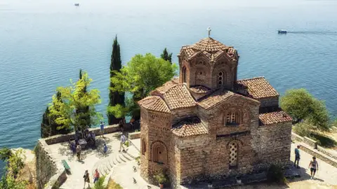 Das einzigartige Ambiente des Ohrid-Sees mit der Kirche Sveti Jovan Kaneo verzaubert auch uns auf unserer Studienreise durch Albanien, Nordmazedonien und Griechenland.