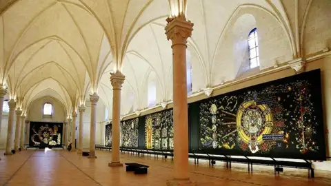 Der monumentale Wandteppichzyklus 'Le Chant du Monde' in der Ausstellungshalle mit gotischem Gewölbe der Cité de la tapisserie, ein Stop auf unserer Gruppenreise mit Studiosus.