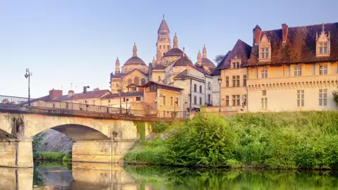 Auf unserer Gruppenreise bestaunen wir die Kathedrale Saint-Front in Périgueux am Fluss Isle.