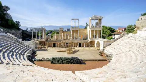 Das antike römische Theater in Plovdiv bei Sonnenschein, Kulisse für die Oper Aida während der Eventreise in Bulgarien.