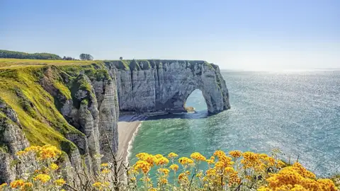 Auf unserer Studienreise besichtigen wir die Kreidefelsen von Étretat mit dem berühmten Felsentor an der Alabasterküste der Normandie.