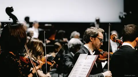 Lauschen Sie den Geigenspieler eines Sinfoniekonzerts in der Beethovenhalle auf Ihrer Eventreise in Bonn.