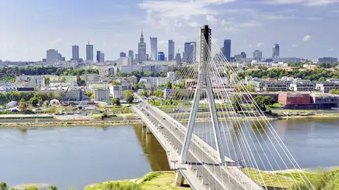 Auf unserer Eventreise genießen wir den atembraubenden Ausblick auf die Skyline von Warschau.