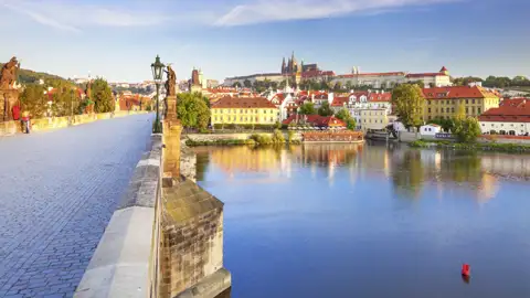 Malerischer Blick von der Karlsbrücke in Prag über die Moldau zur Kleinseite und der imposanten Prager Burg am Horizont. Alles Teile unserer Eventreise in Prag.
