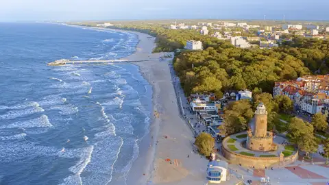 Das Ostseebads Kolberg mit dem markanten Leuchtturm, der Seebrücke und dem weiten Sandstrand an der polnischen Küste. Ein echtes Highlight der Studienreise durch Polen.