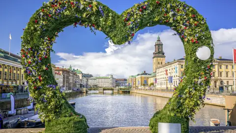 Herzförmige Blumenskulptur am Ufer des Stora Hamnkanalen rahmt den Blick auf die Altstadt und den Dom von Göteborg ein. Ein nettes Highlight während unserer Studienreise.