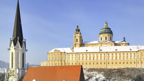 Bei Ihrer Eventreise haben Sie eine winterliche Ansicht des barocken Stift Melk, das über der Donau thront.