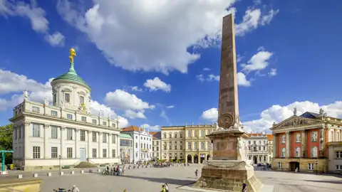 Der Alte Markt in Potsdam mit der Nikolaikirche, dem Obelisken und dem Museum Barberini. Ein Highlight während unserer Eventreise.