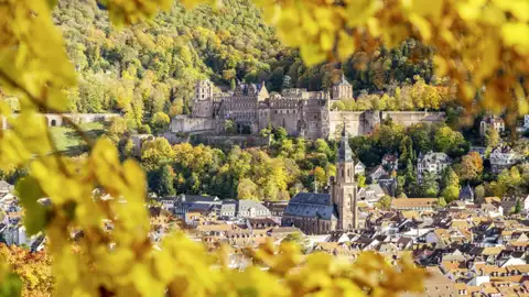 Sie dürfen auf ihrer Studiosus Eventreise den Panoramablick vom Philosophenweg auf das Heidelberger Schloss und die Altstadt genießen.
