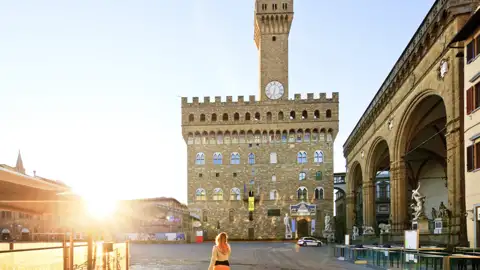 Bei der Reise mit kultimer nach Florenz besuchen Sie auch die Piazza della Signoria, wo es den Palazzo Vecchio, Michelangelos David und andere Skulpturen zu bestaunen gibt.