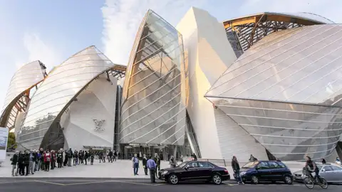 Auf der Studienreise werden wir die modernen Architektur der Fondation Louis Vuitton in Paris mit ihren gekrümmten Glassegeln ansehen.