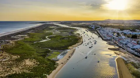 Auf unserer Eventreise mit Studiosus genießen wir den Ausblick auf die Lagunenlandschaft Ria Formosa an der Algarve.