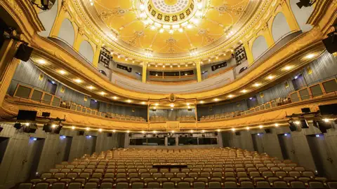 Der leere Zuschauerraum des Meininger Staatstheaters mit prunkvollen goldenen Logen und einer verzierten Deckenkuppel, ein Highlight unserer Eventreise mit Studiosus.