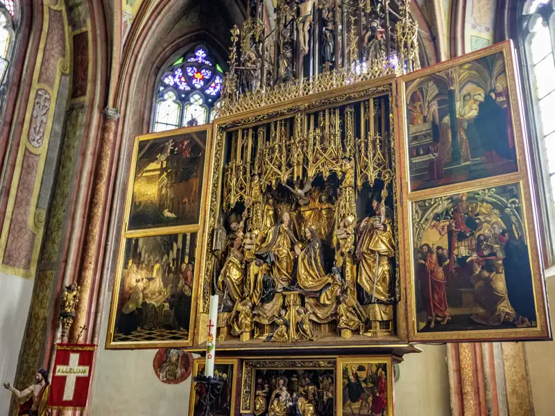 Der spätgotische Pacher-Altar in der Wallfahrtskirche St. Wolfgang mit geöffneten Flügeln und filigranen Goldschnitzereien.