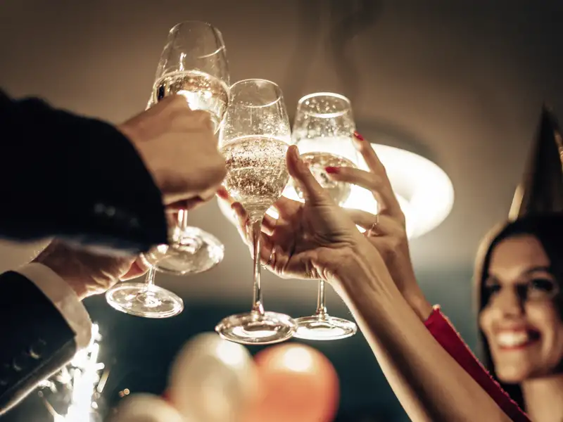 Silvester feiern Sie bei dieser Gruppenreise gemeinsam mit der Gruppe. Ein Glas Sekt zum Anstoßen ist natürlich inkludiert.