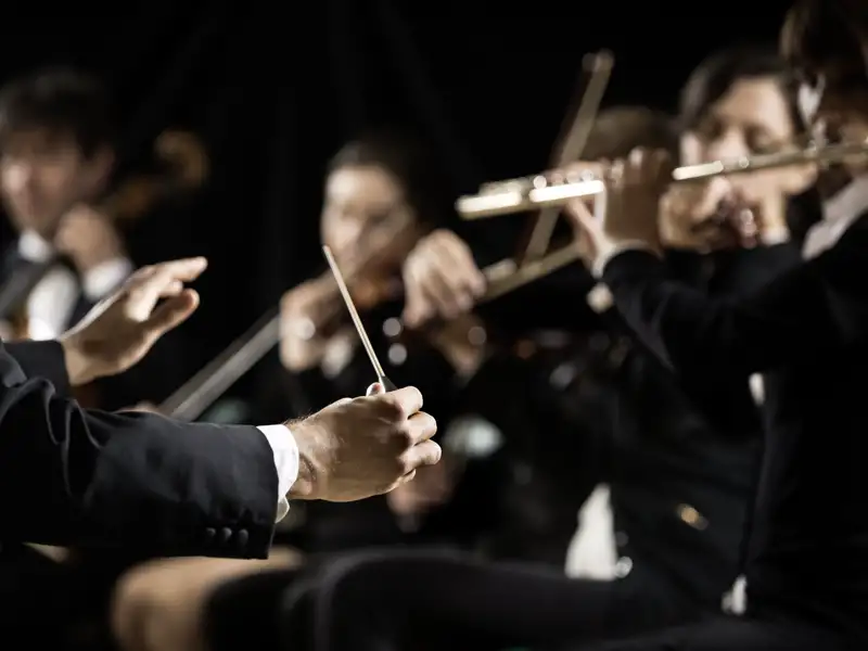 Auf unserer Eventreise besuchen wir ein Orchester und hören gespannt der atemberaubenden Musik zu, ein Highlight jeder Städtereise.