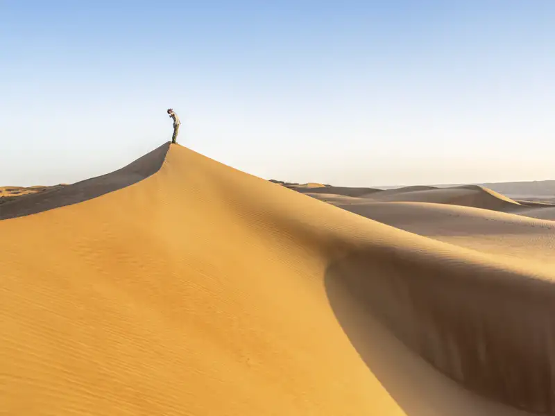 Farbenspiele in der Wahiba-Sands-Wüste im Oman kurz vor Sonnenuntergang - zu erleben auf unserer Rundreise durch das Land.
